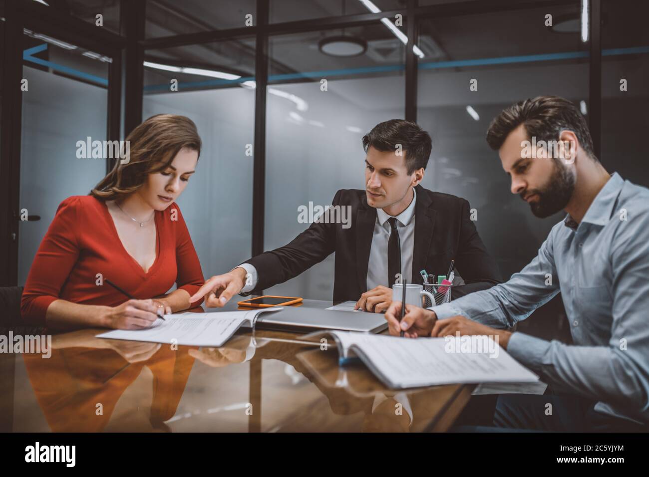 Avocat professionnel consultant les conjoints au sujet des documents juridiques Banque D'Images