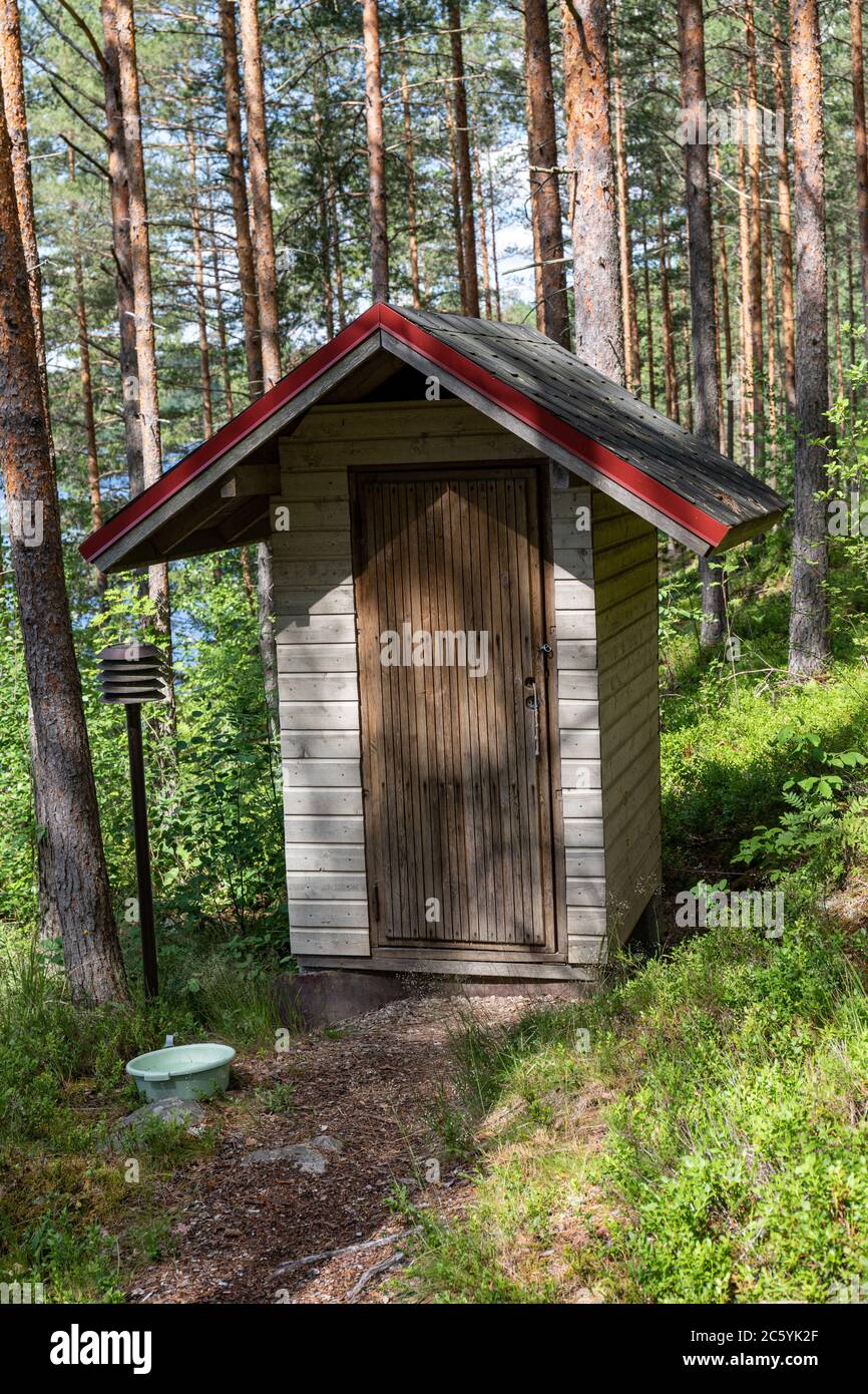 toilettes Outhouse, partie de l'expérience traditionnelle de chalet d'été Banque D'Images