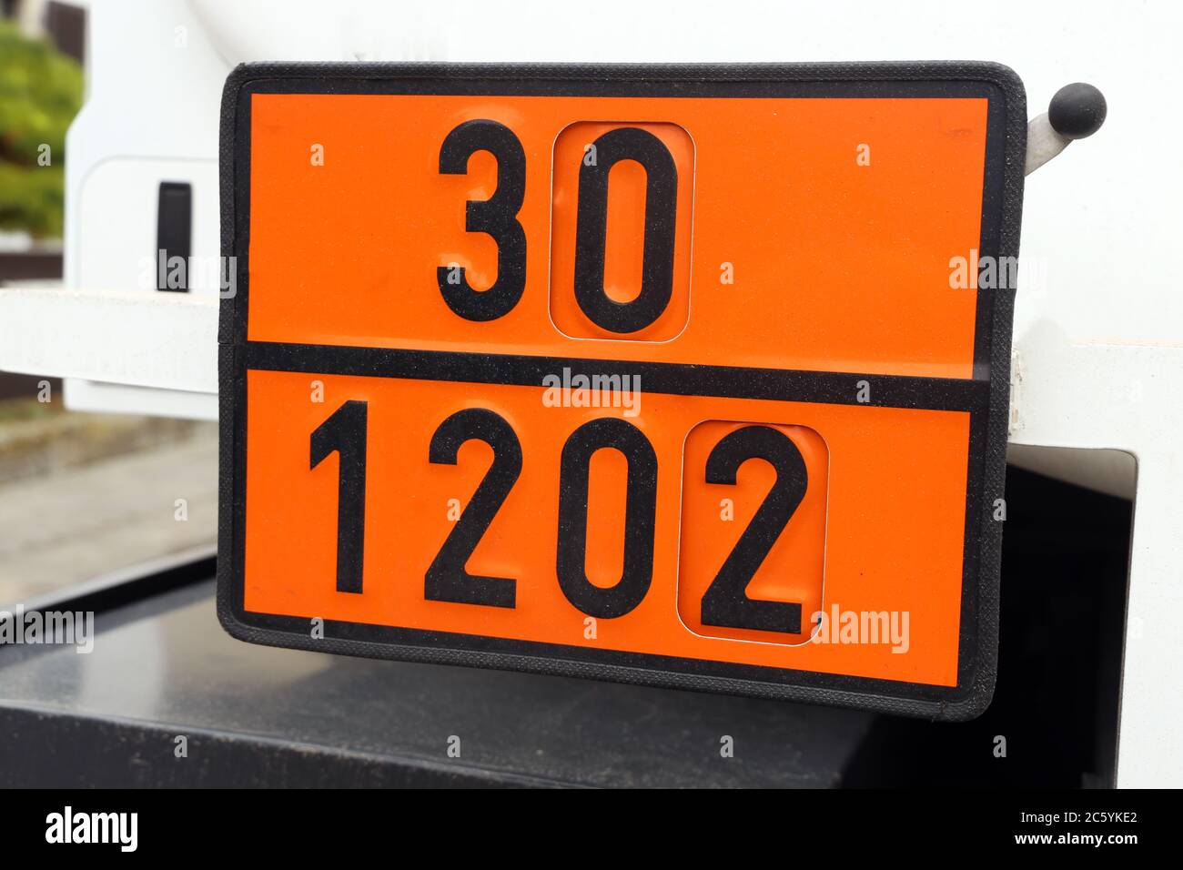 LKW mit Gefahrgut. Nahaufnahme einer Warntafel auf einem LKW. 30/1202  steicht für Dieselkraftstoff, Gasöl oder Heizöl Photo Stock - Alamy