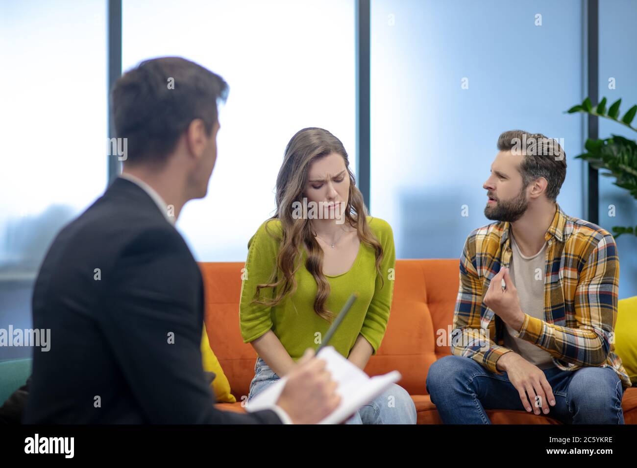 Couple ayant un argument pendant la session de psychothérapie Banque D'Images