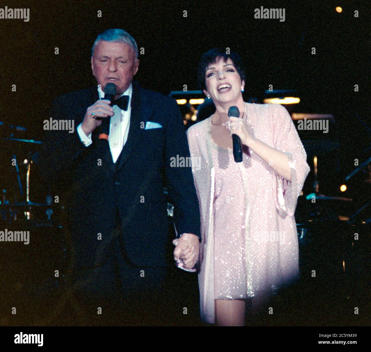 ARCHIVE: PALM SPRINGS, CA: c. Lisa: Frank Sinatra & Liza Minnelli se produit au tournoi de golf Frank Sinatra pro-célébrité. Photo de fichier © Paul Smith/Featureflash Banque D'Images