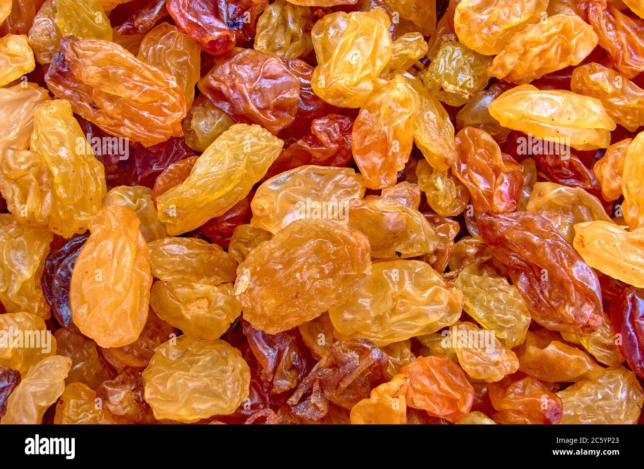 raisins secs épars comme arrière-plan sur la surface Banque D'Images