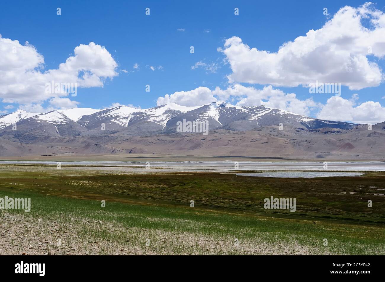 Vue sur le lac TSO Kar, Leh District, Inde. Banque D'Images