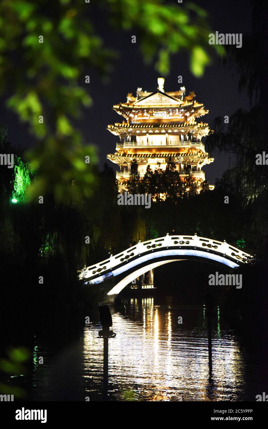 Jinan. 30 juin 2020. Photo prise le 30 juin 2020 montre la vue nocturne de Daming Lake pittoresque endroit à Jinan, capitale de la province de Shandong en Chine orientale. Crédit: Wang Kai/Xinhua/Alay Live News Banque D'Images