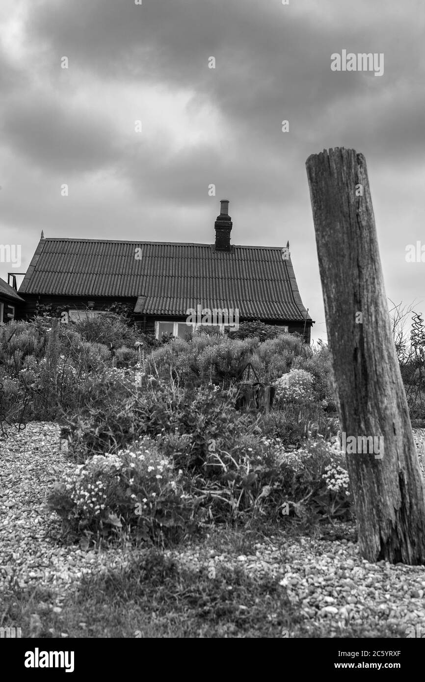 Prospect Cottage, Dungeness, Kent, Angleterre, Royaume-Uni : la résidence unique du cinéaste Derek Jarman, qui a créé le célèbre jardin de galets. Version noir et blanc Banque D'Images