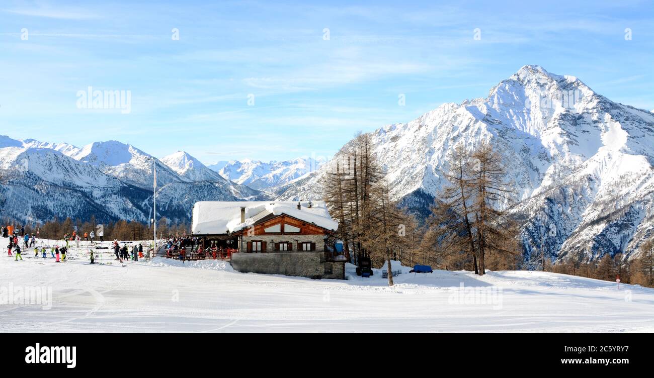 Chalet sur les pistes de ski où les skieurs se rafraîchissent et se baignent au soleil pendant leurs vacances de ski. Banque D'Images
