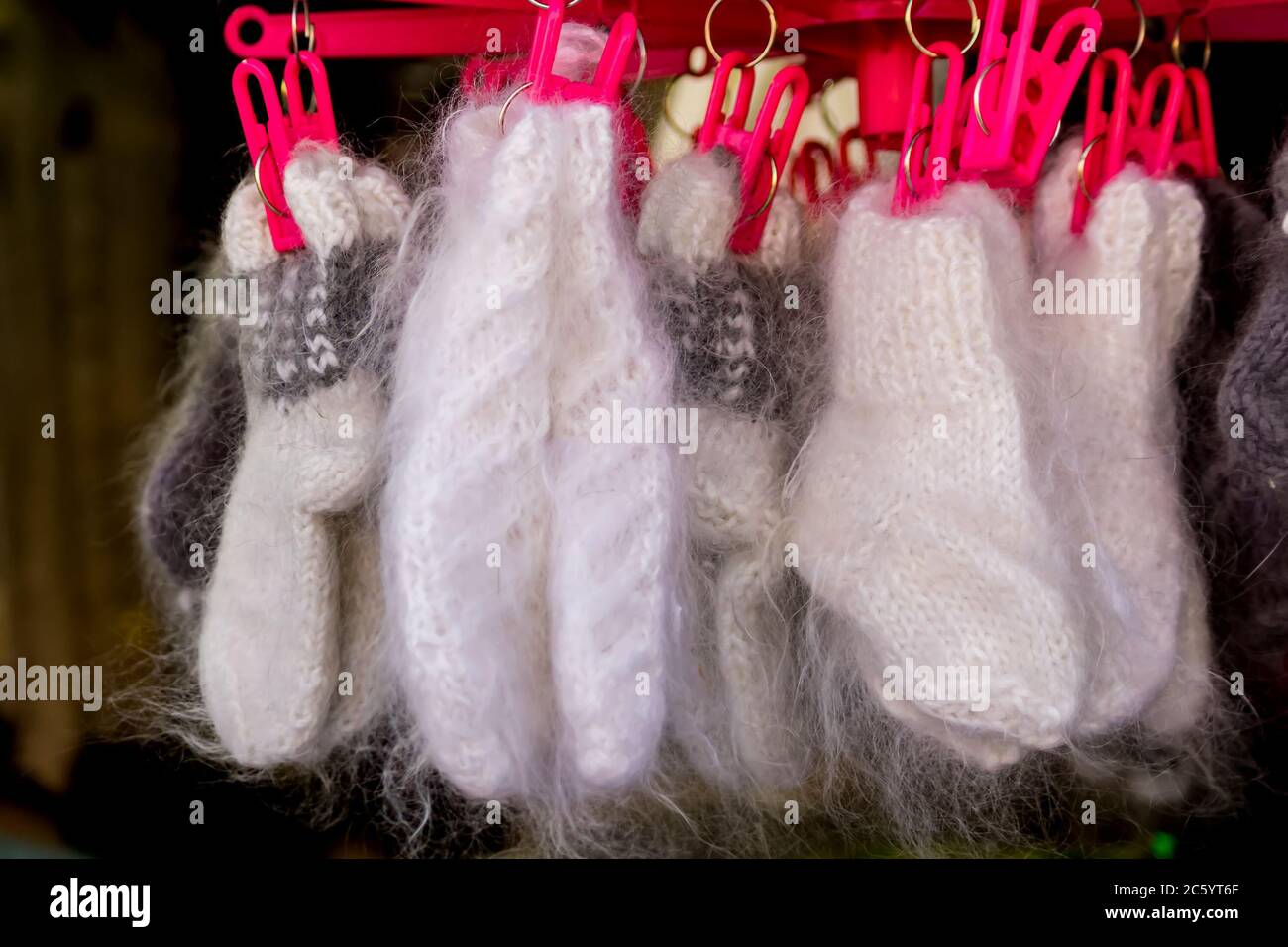 chaussettes d'angora tricotées en vente sur le marché de la rue Banque D'Images