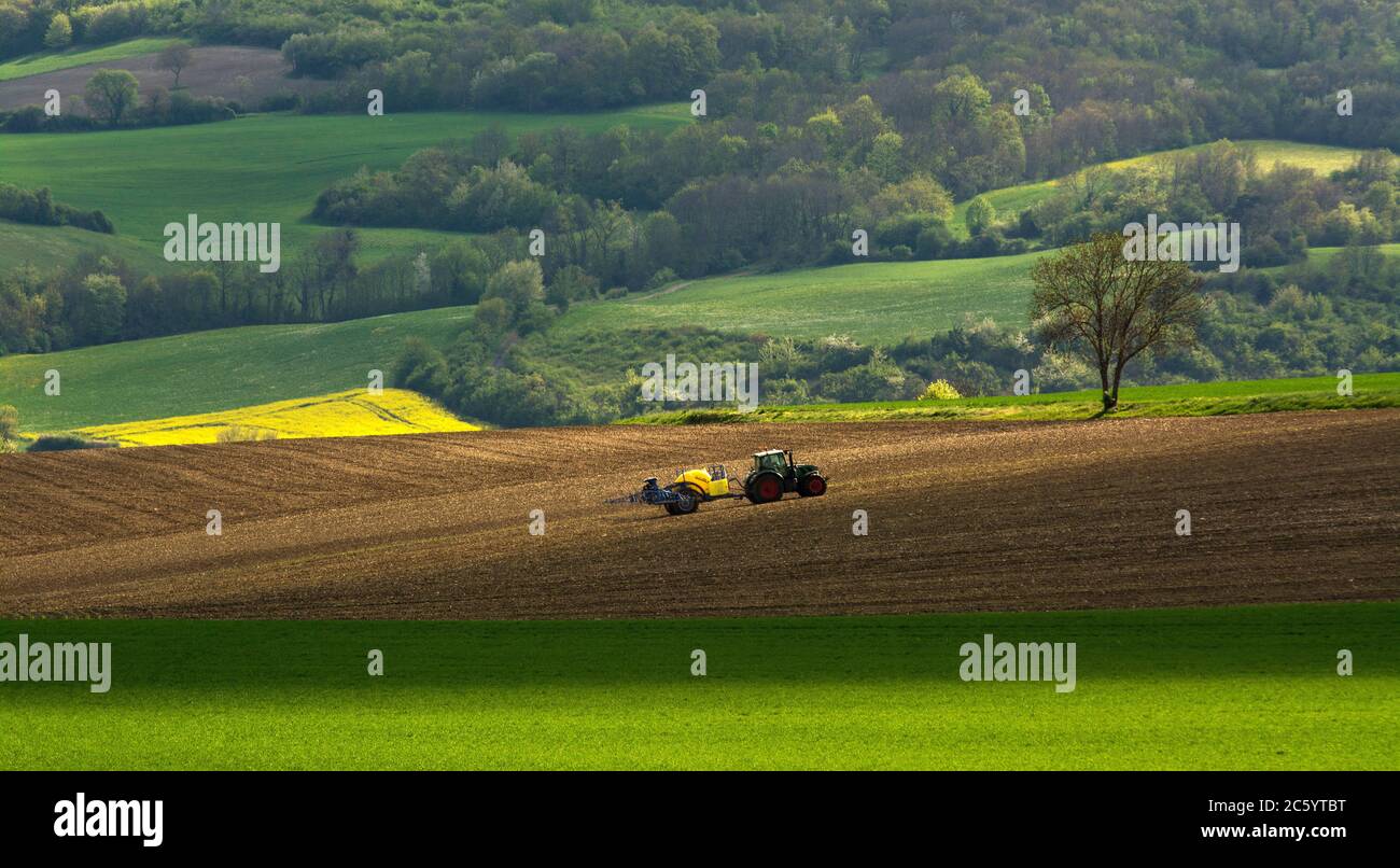 Champ de labourage de tracteurs , Puy de Dome, Auvergne-Rhône-Alpes, France Banque D'Images