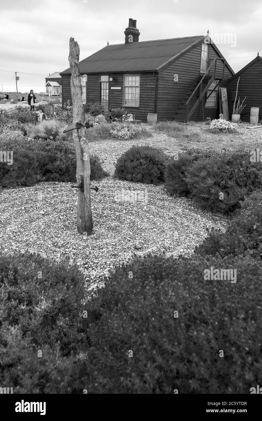 Prospect Cottage, Dungeness, Kent, Angleterre, Royaume-Uni : la résidence unique du cinéaste Derek Jarman, qui a créé le célèbre jardin de galets. Version noir et blanc Banque D'Images