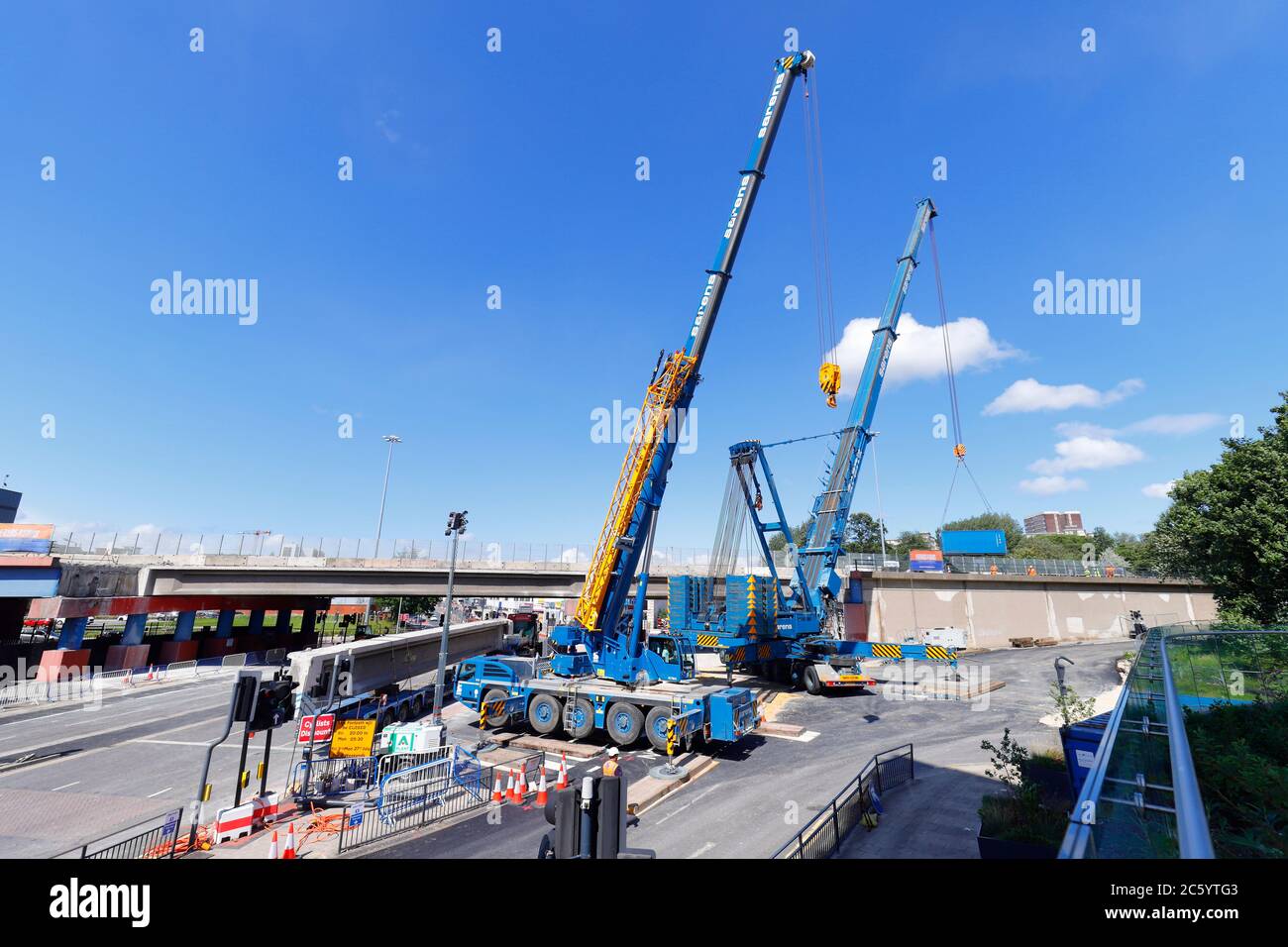 2 grues Sarens travaillant à la démolition de Regent Street Flyover Banque D'Images