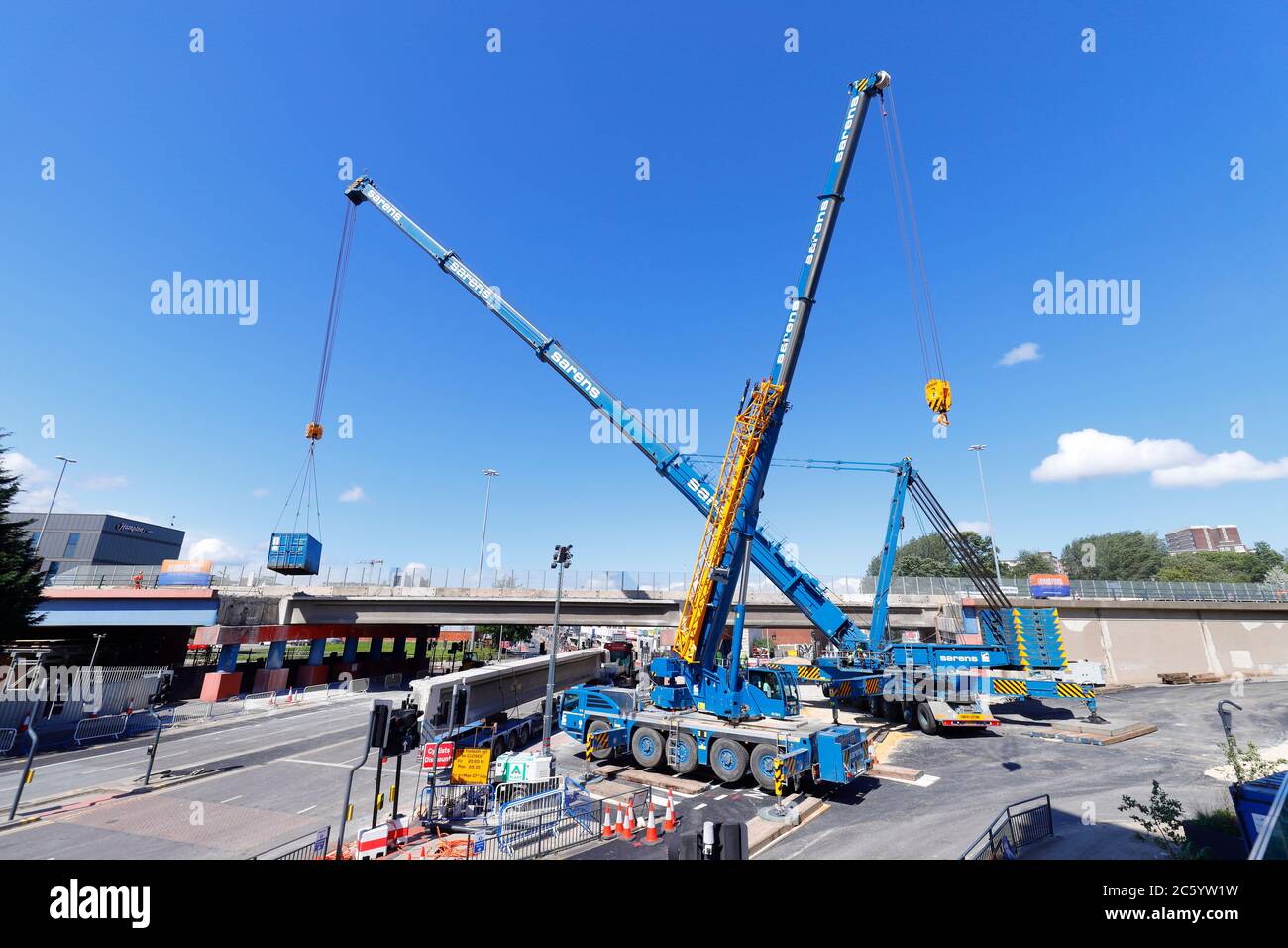 Grues Sarens qui ont été arriées pour soulever des sections de pont, de Regent Street Flyover de l'A64M dans le centre-ville de Leeds Banque D'Images