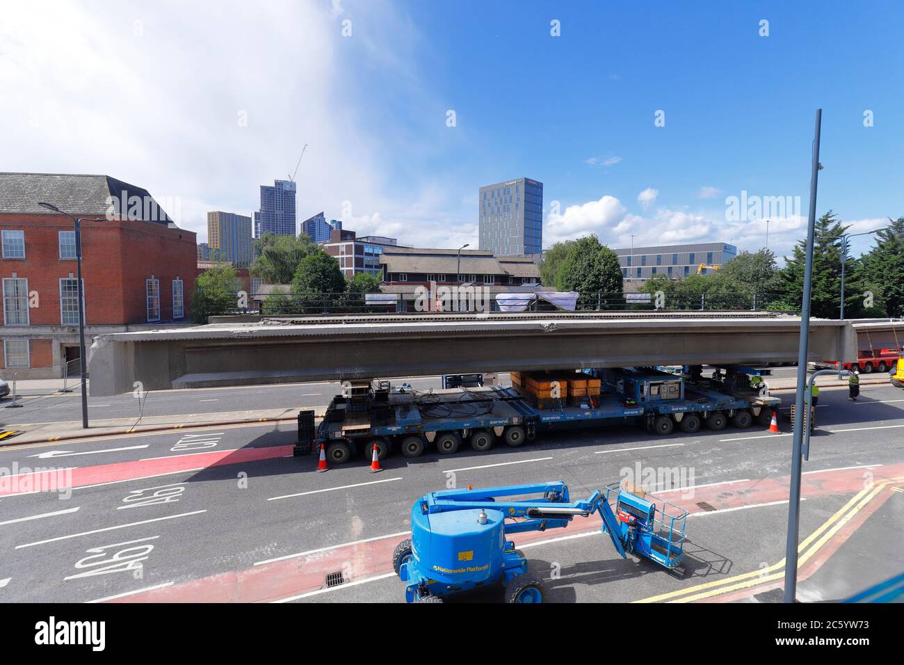 Remorque modulaire spécialisée utilisée pour soulever des poutres de pont sur Regent Street Flyover à Leeds Banque D'Images