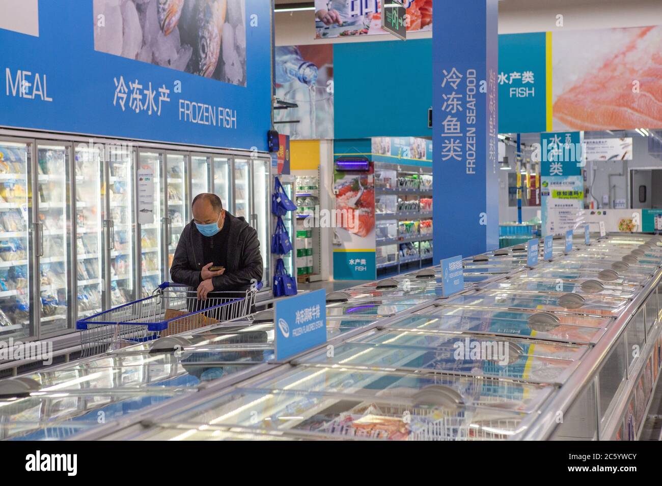 Vue à l'intérieur d'un supermarché à Shanghai, en Chine. Banque D'Images