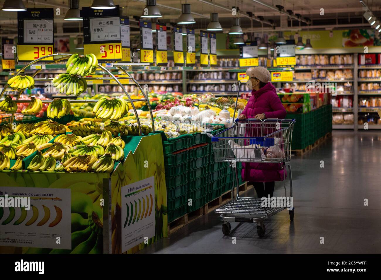 Vue à l'intérieur d'un supermarché à Shanghai, en Chine. Banque D'Images