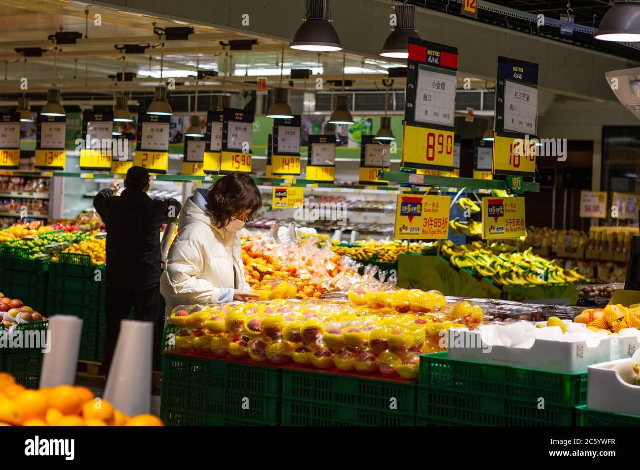 Vue à l'intérieur d'un supermarché à Shanghai, en Chine. Banque D'Images