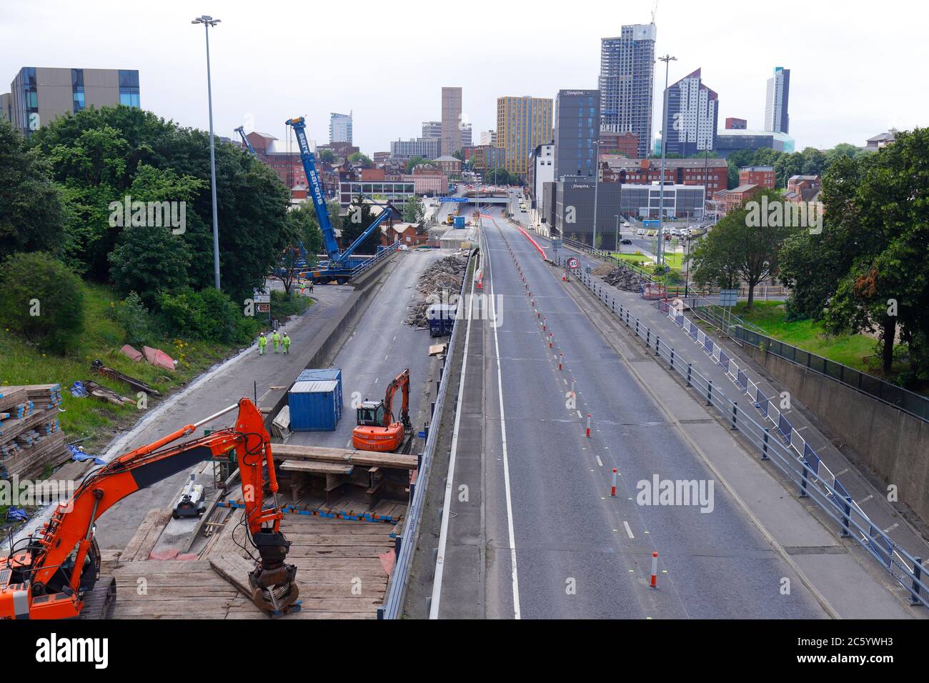 Des sections de Regent Street Flyover, au centre-ville de Leeds, ont été retirées lors des travaux de démolition prévus pour améliorer le pont A64M Banque D'Images