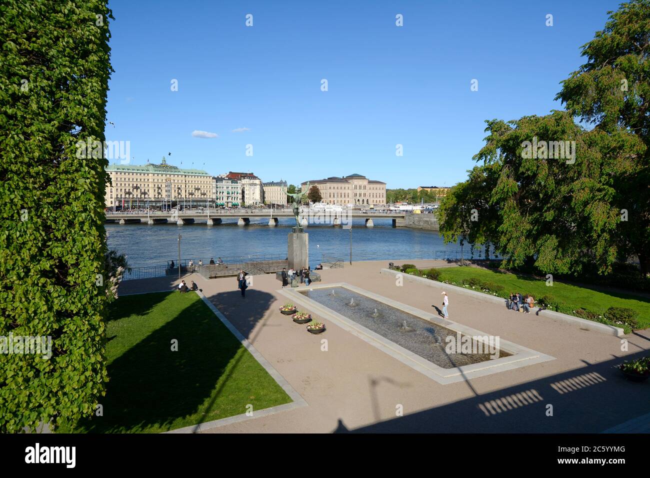 A côté de Norrbro, le plus ancien parc public de Stockholm, a ouvert ses portes en 1832. Le parc Strömparterren est une pierre précieuse verte au milieu des eaux. Banque D'Images