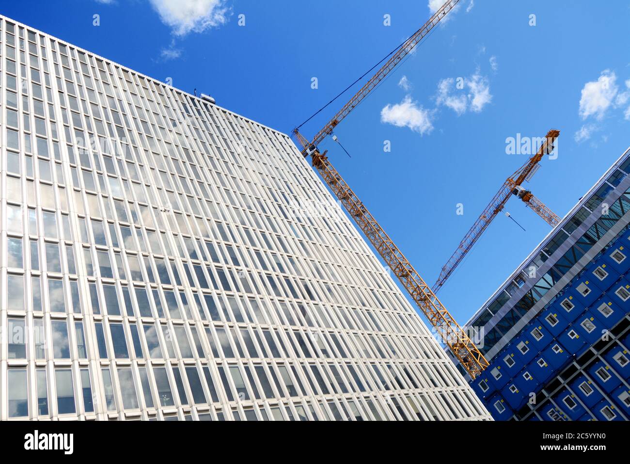 Promenade dans le quartier de Norrmalm dans le nouveau centre de Stockholm avec des palais, des marchés et des drapeaux suédois. Banque D'Images