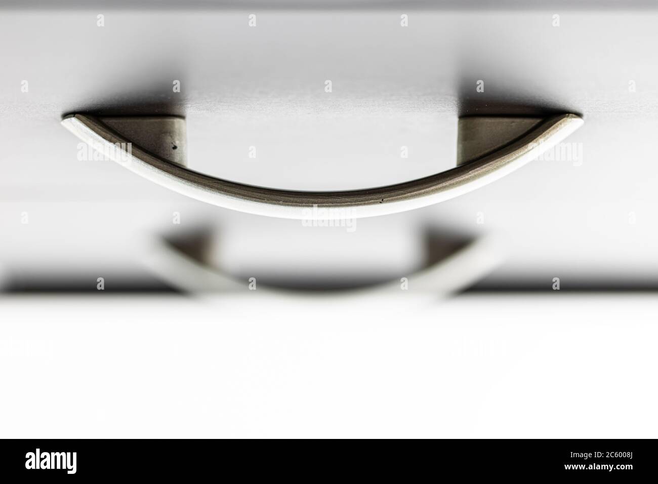 Close-up Vue de dessus des tiroirs. Rangée de tiroirs noir avec poignées cintrées en perspective Vue de dessus. Banque D'Images