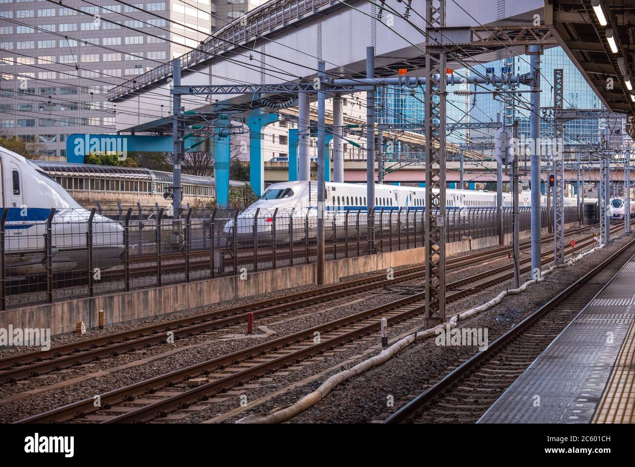 À la gare de Tokyo, au Japon, où le train arrive, Banque D'Images