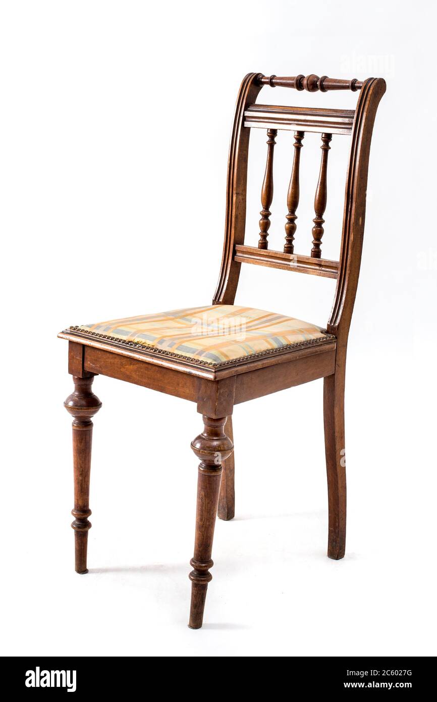 Chaise en bois à l'ancienne sur fond blanc. Banque D'Images