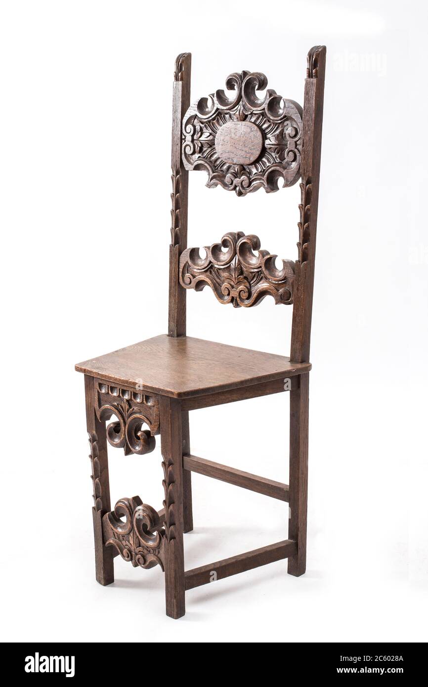 Chaise en bois à l'ancienne dans le style gothique sur fond blanc. Banque D'Images
