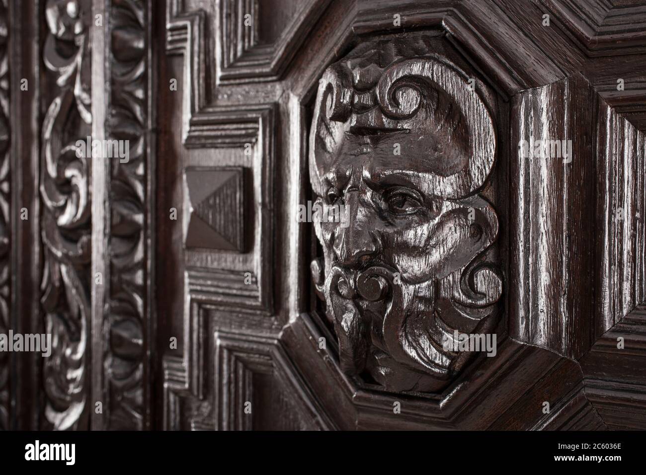 Partie de l'ancienne garde-robe comme exemple de beau bois sculptant fond. Banque D'Images Partie de l'ancienne garde-robe comme exemple de beau bois sculptant fond. Banque D'Images