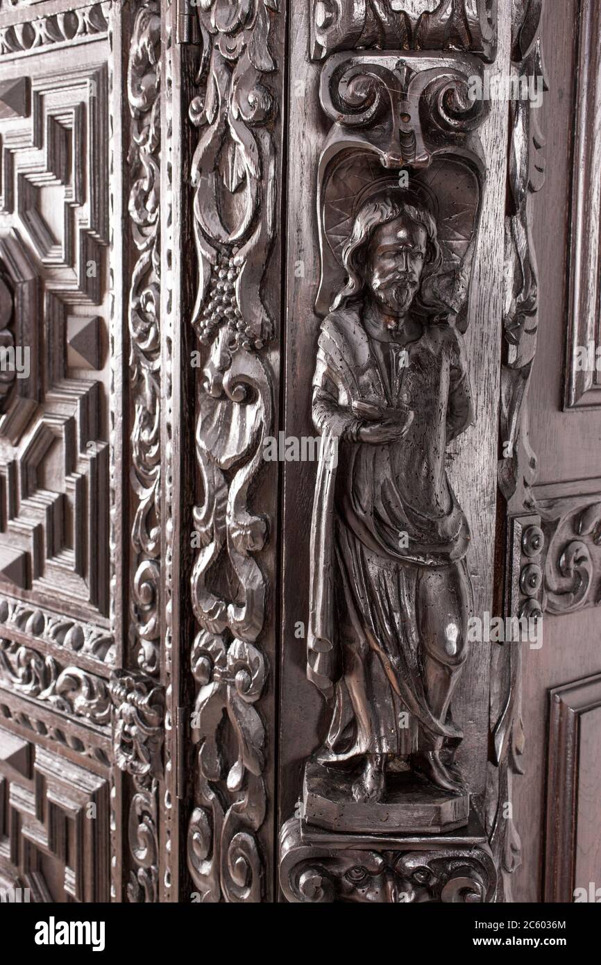 Partie de l'ancienne garde-robe comme exemple de beau bois sculptant fond. Banque D'Images Partie de l'ancienne garde-robe comme exemple de beau bois sculptant fond. Banque D'Images