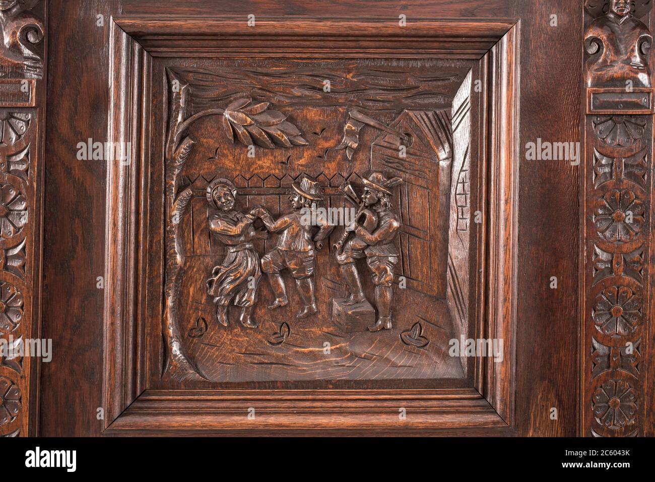 Partie de vieux panneau latéral comme exemple de beau bois sculptant fond. Banque D'Images