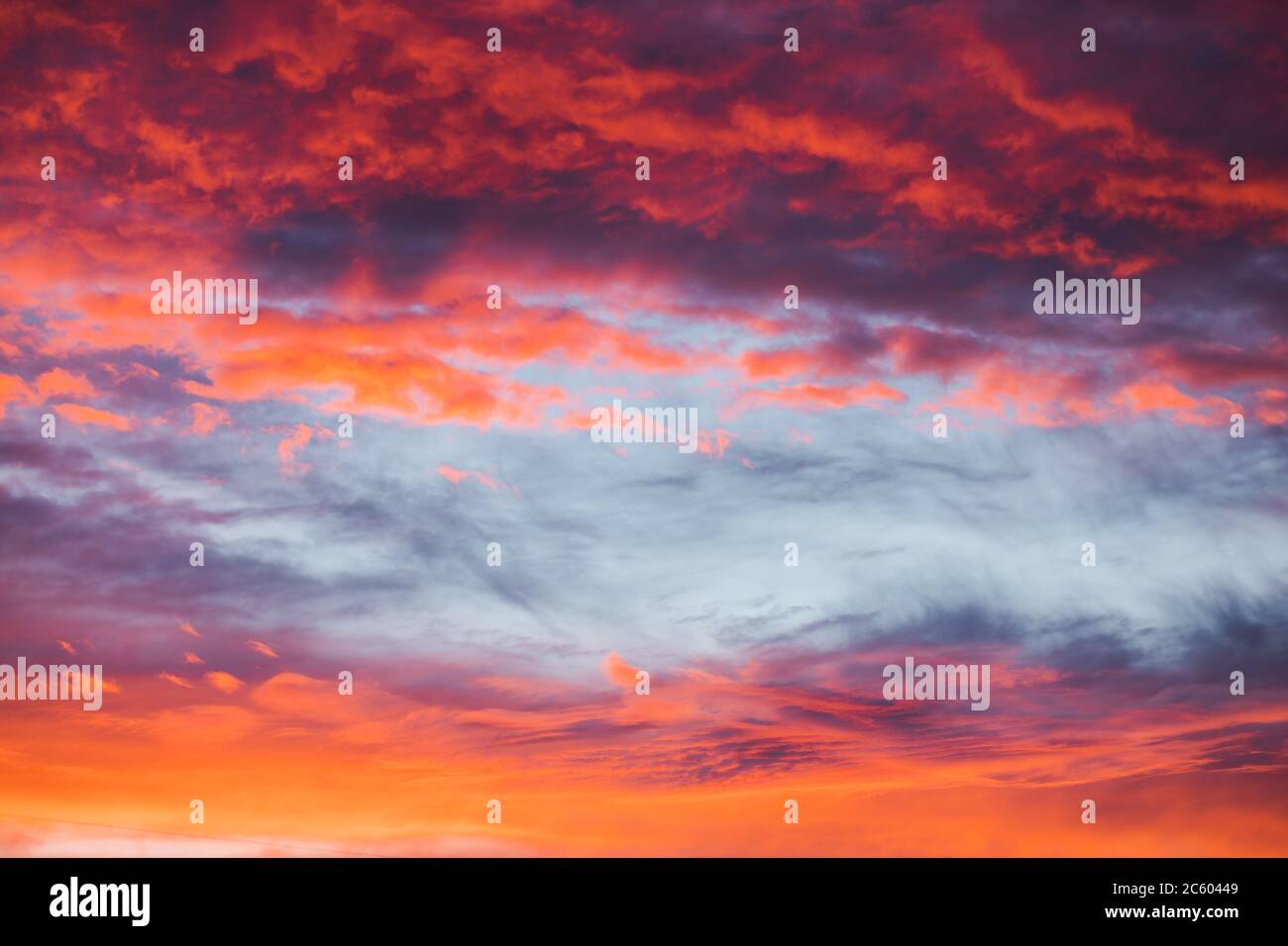 Horizon de la ville sur fond de ciel de coucher de soleil abstrait et vif Banque D'Images