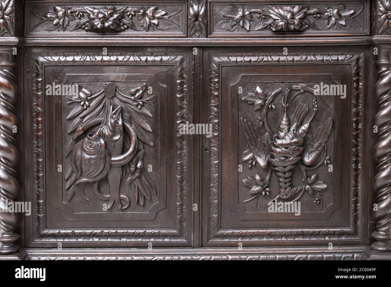 Partie de l'ancienne garde-robe comme exemple de beau bois sculptant fond. Banque D'Images Partie de l'ancienne garde-robe comme exemple de beau bois sculptant fond. Banque D'Images