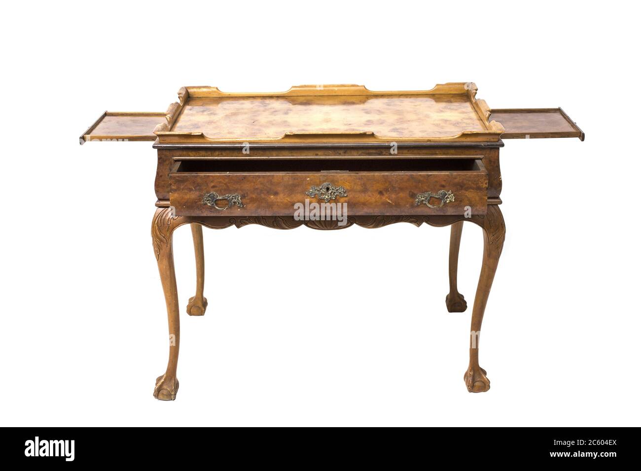 Table en bois antique avec tiroir sur fond blanc. Banque D'Images