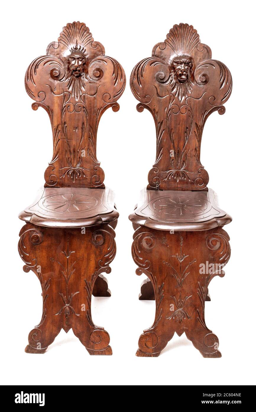 Une paire de chaise en bois à l'ode dans le stryle gothique sur fond blanc. Banque D'Images