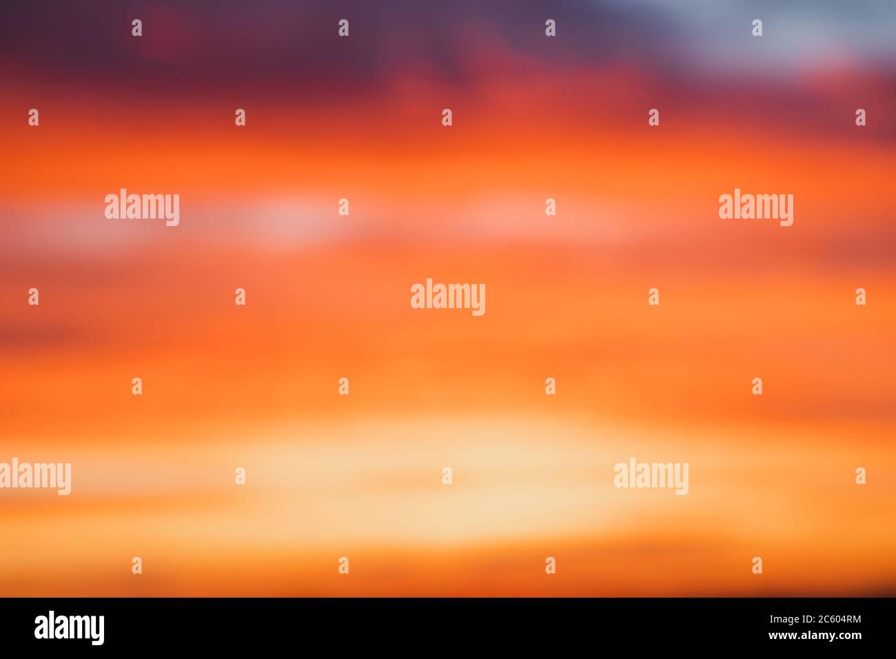 Image floue d'un magnifique coucher de soleil et d'un fond spectaculaire. Un concept abstrait incroyable et magnifique Banque D'Images