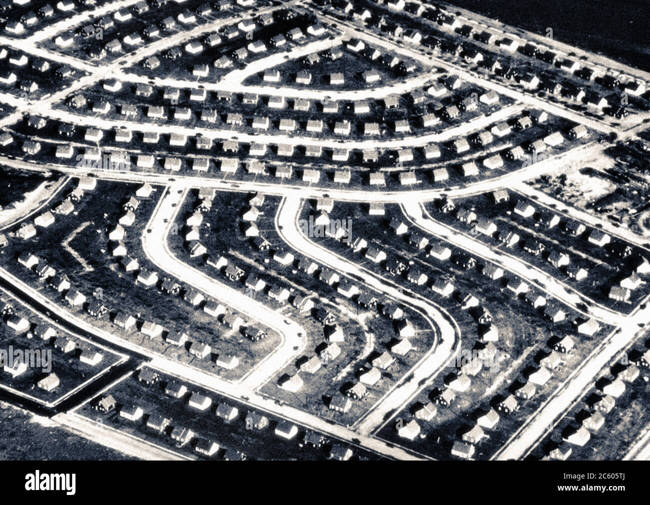 Photo rétro de la vue aérienne de Levittown, New York, en 1948 peu après que la banlieue produite en masse a été achevée sur les terres agricoles de long Island, dans le New Yor Banque D'Images