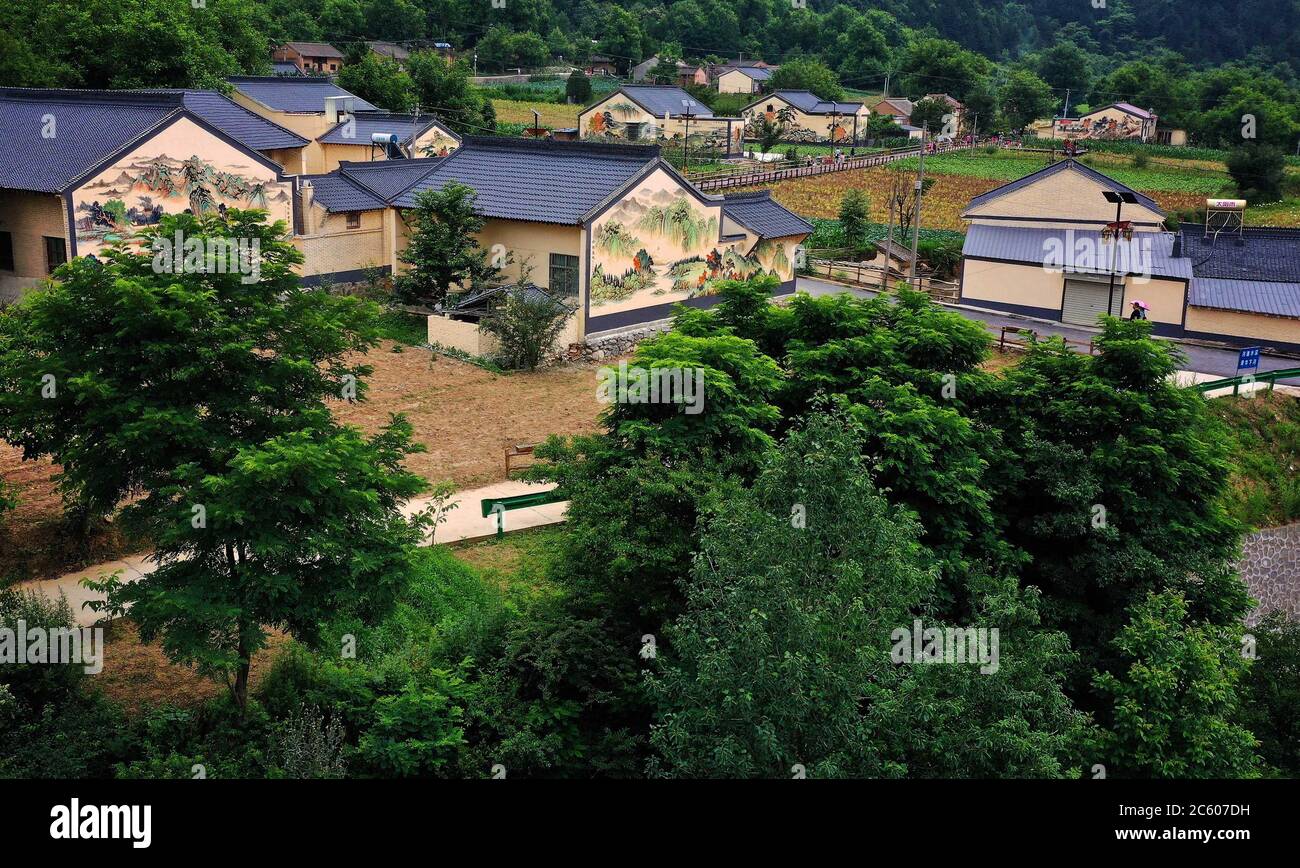 Taibai. 5 juillet 2020. Photo aérienne prise le 5 juillet 2020 montre des séjours à la ferme dans le village de Baiyun, comté de Taibai, dans la province de Shaanxi, dans le nord-ouest de la Chine. Le village de Baiyun, situé dans les profondeurs des monts Qinling, était depuis longtemps une zone sous-développée où vivent des personnes vivant dans la pauvreté. Ces dernières années, en favorisant le tourisme rural et les produits agricoles, le village a sorti toute sa population de la pauvreté. Credit: Liu Xiao/Xinhua/Alay Live News Banque D'Images