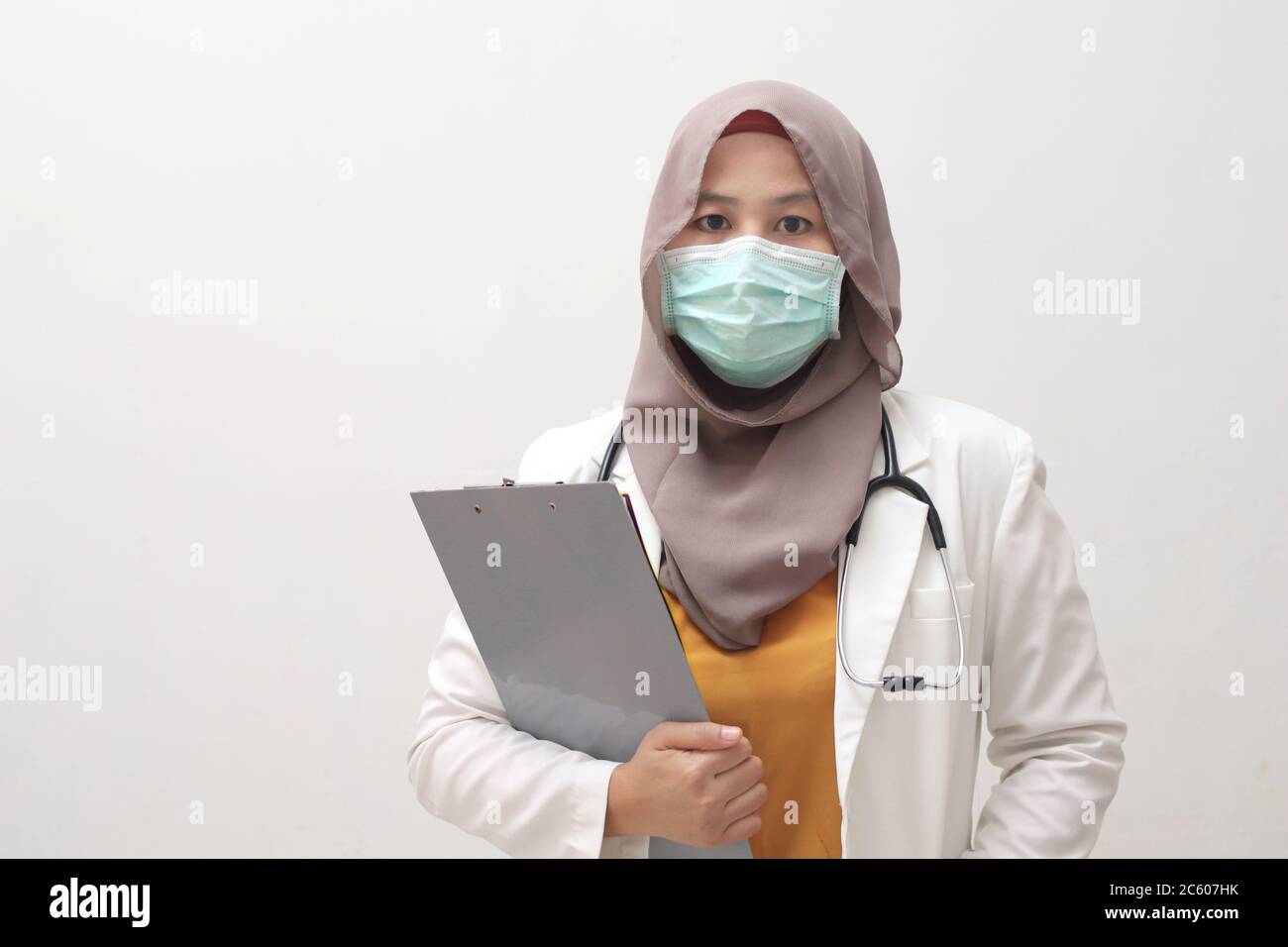 Femme musulmane médecin portant hijab et costume, debout avec masque facial protecteur , prêt à combattre le coronavirus covid19 pandémie mondiale Banque D'Images