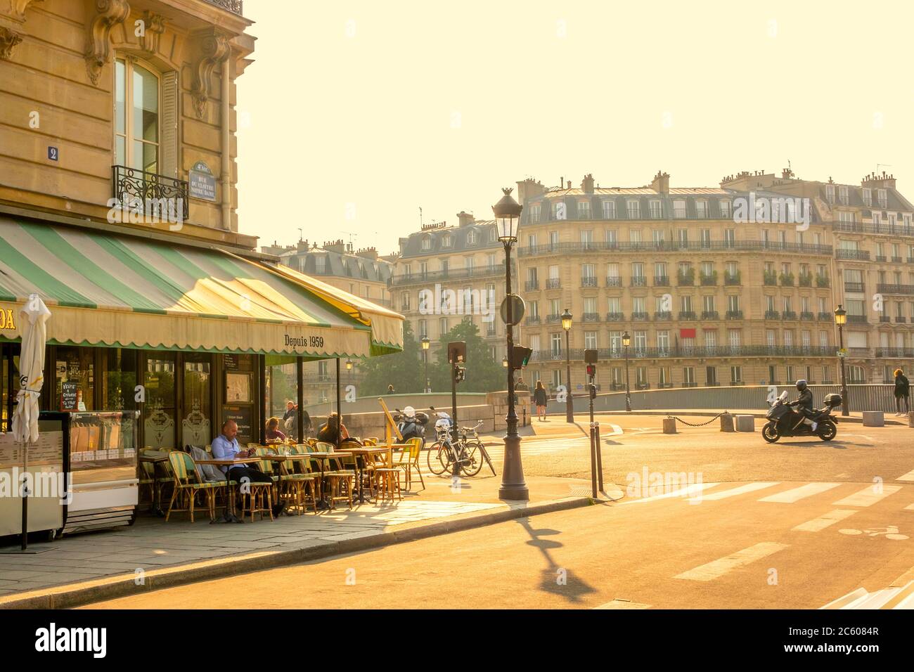 France, Paris. Matin ensoleillé d'été dans le centre-ville. Street café au carrefour Banque D'Images