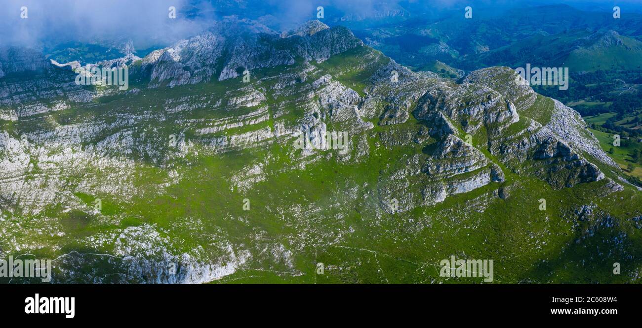 Paysage de printemps de montagnes dans la Valle del Miera, Cantabrie, Espagne, Europe. Banque D'Images