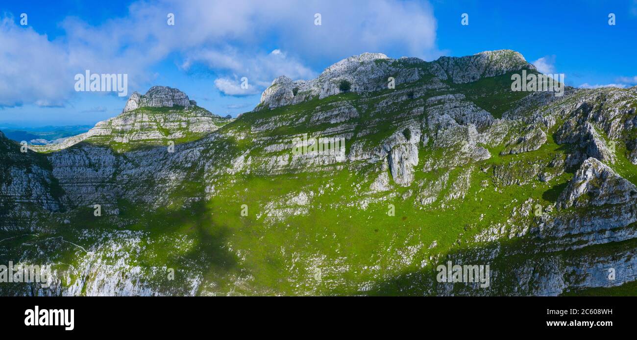 Paysage de printemps de montagnes, dans la Valle del Miera, Cantabrie, Espagne, Europe. Banque D'Images
