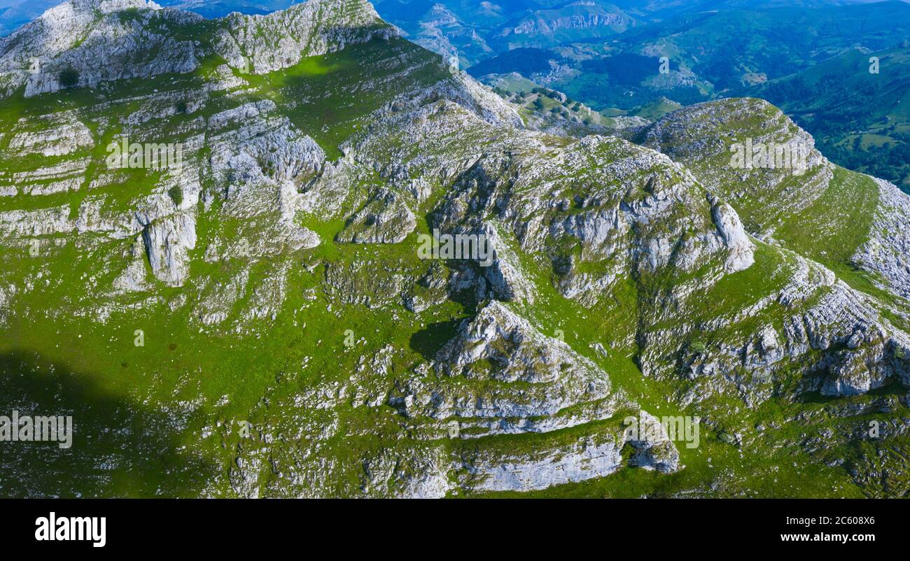 Paysage de printemps de montagnes, dans la Valle del Miera, Cantabrie, Espagne, Europe. Banque D'Images