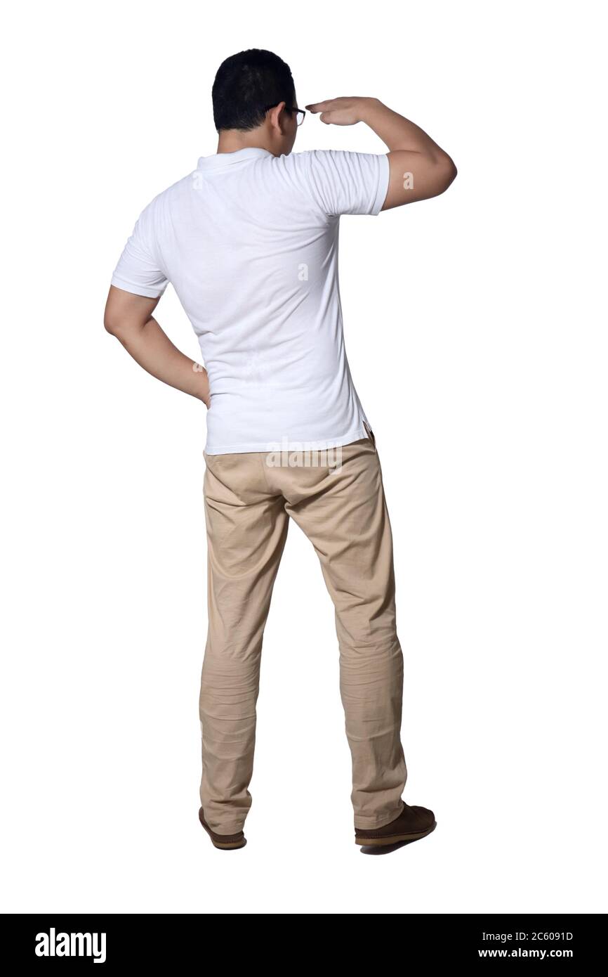 Jeune homme portant une chemise blanche décontractée et un Jean kaki regardant loin mouvement, vue arrière. Isolé sur blanc. Portrait du corps entier Banque D'Images