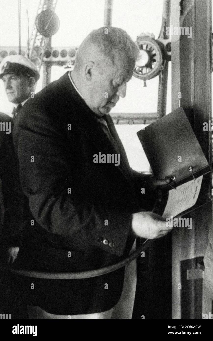 Le célèbre commandant du Graf Zeppelin, Dr. Hugo Eckener (1868-1954) dans la timonerie Banque D'Images