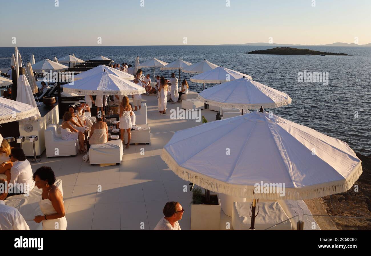 Palma, Espagne. 23 juin 2020. Les clients sont au coucher du soleil dans le bar Purobeach à Cala Estancia sur la plage Playa de Palma. Credit: Clara Margais/dpa/Alay Live News Banque D'Images