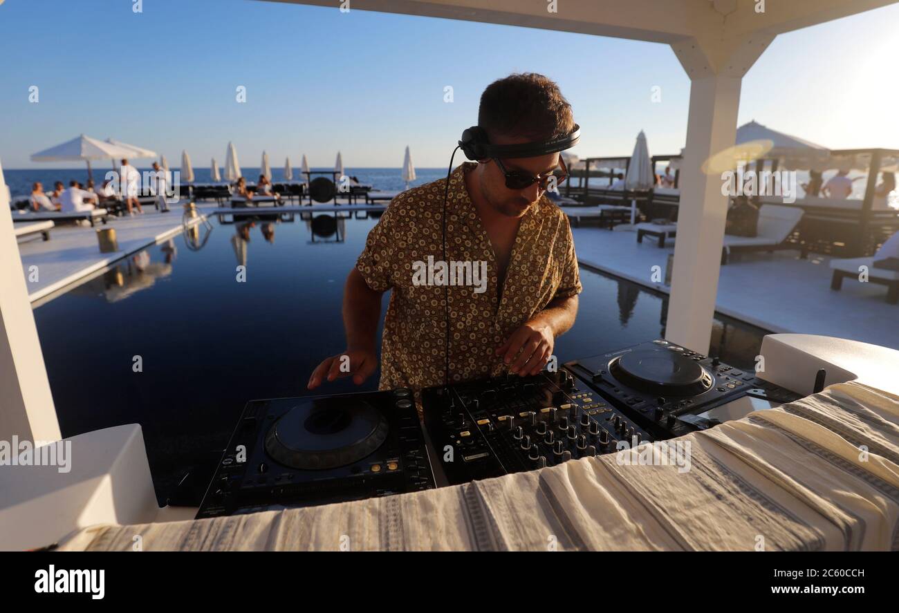Palma, Espagne. 23 juin 2020. DJ Guri se produit au bar Purobeach de Cala Estancia sur la plage Playa de Palma. Credit: Clara Margais/dpa/Alay Live News Banque D'Images