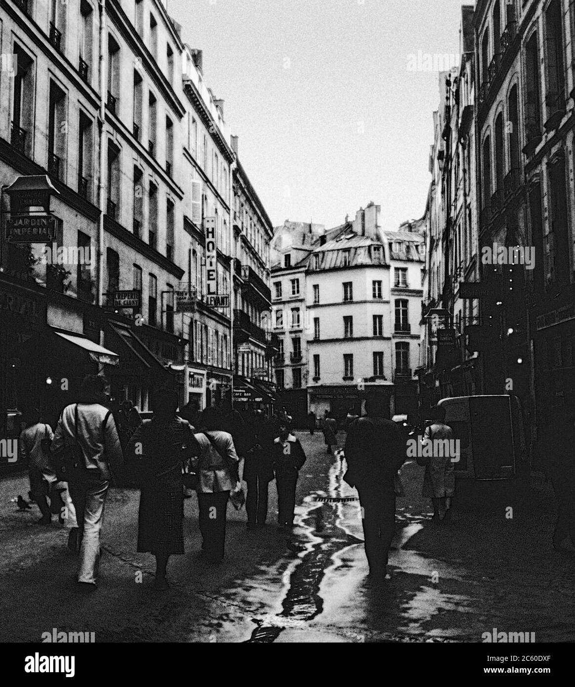 Promenade tôt le matin pour travailler une journée humide dans le quartier latin de Paris. Numérisation d'archives à partir d'un transparent ; 1972 Monochrome Banque D'Images