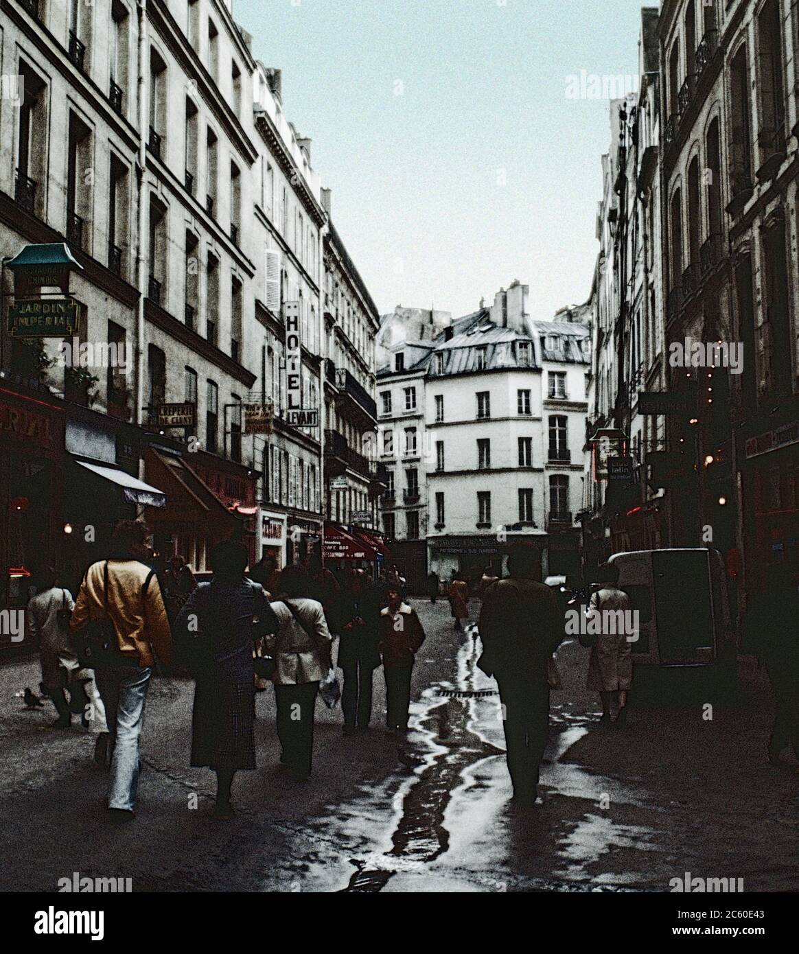 Promenade tôt le matin pour travailler une journée humide dans le quartier latin de Paris. Numérisation d'archives à partir de transparents ; 1972 Banque D'Images