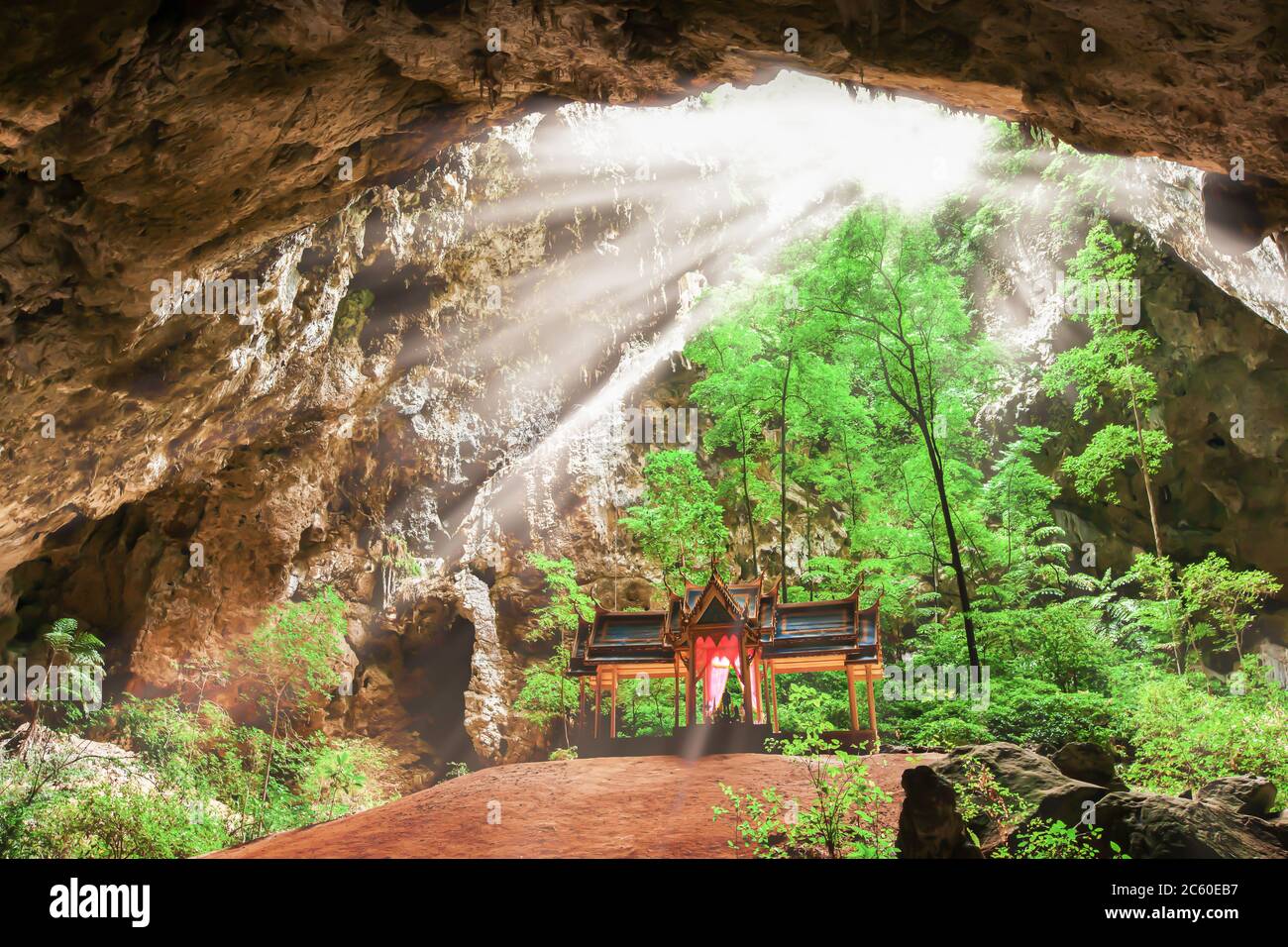 Pavillon ancien à l'intérieur de la grotte cachée, sunbeam brille à travers le grand trou vers le bas sur le pavillon. Grotte de Phraya Nakhon. Prachuap Khiri Khan, Thaïlande. Banque D'Images
