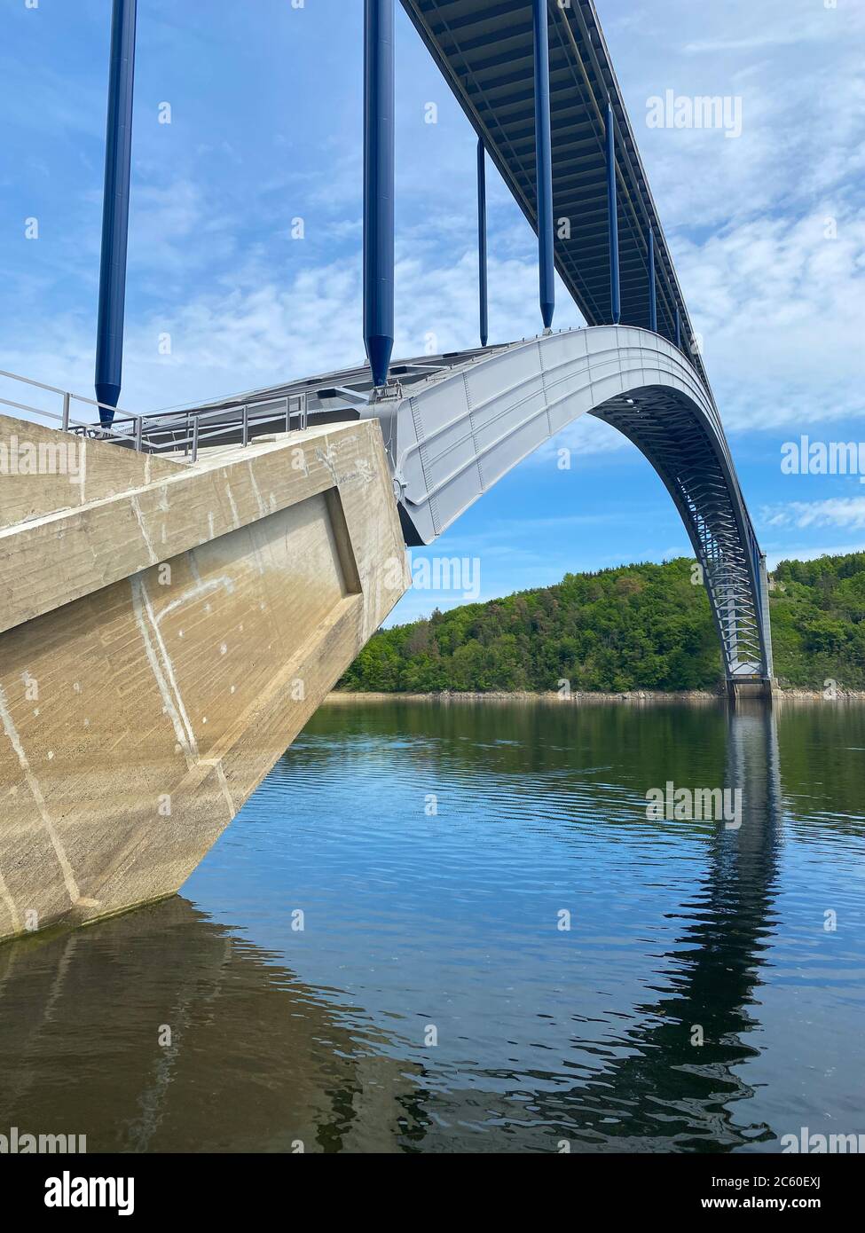 Le pont Zdakov est un pont en arc d'acier qui traverse la Vltava, République tchèque. Au moment de son achèvement en 1967, c'était l'arche soutenue Banque D'Images