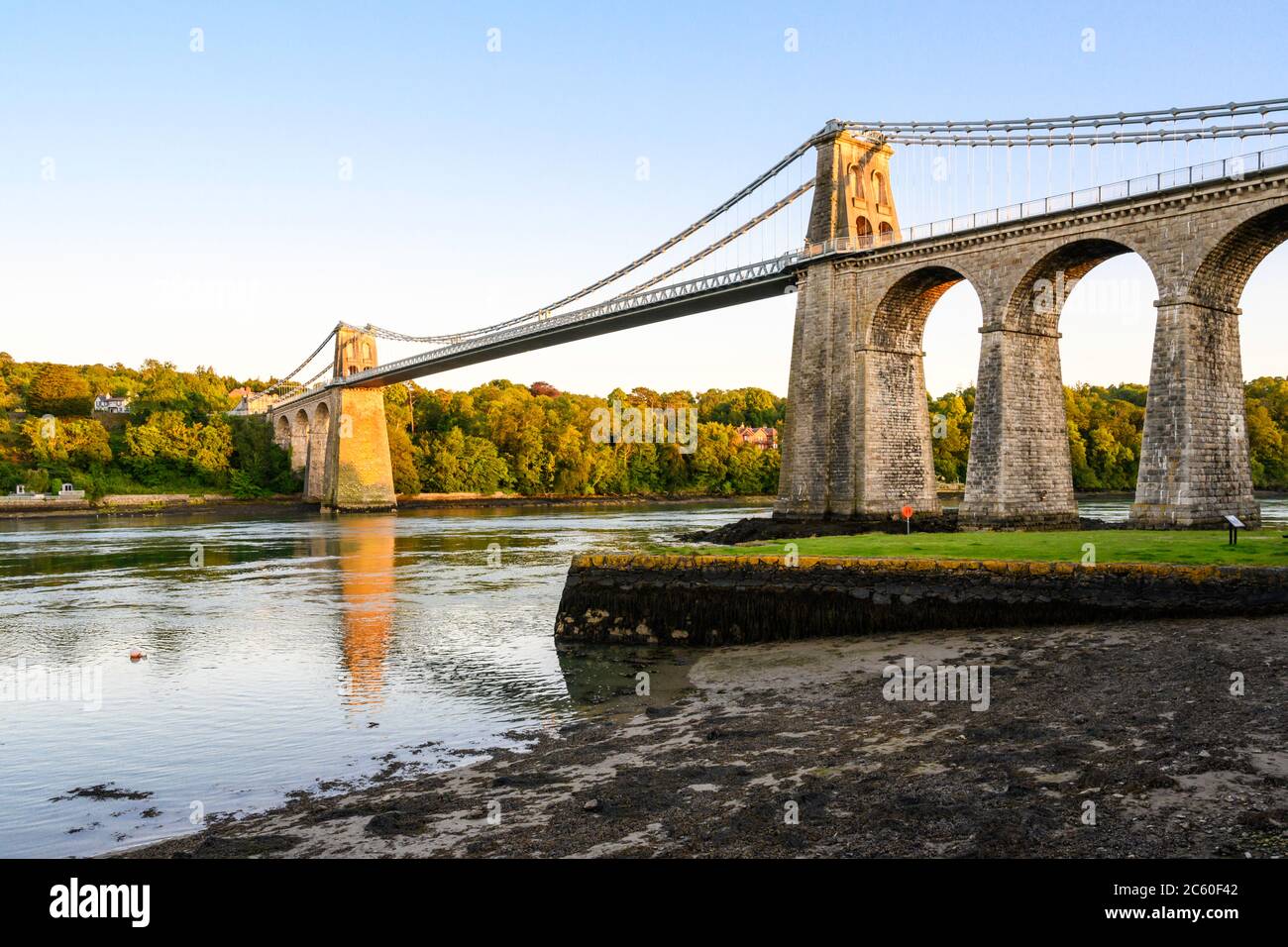 Le pont suspendu de Menai (1826), conçu par Thomas Telford, relie le continent du pays de Galles à l'île d'Anglesey. Pont Menai, pays de Galles, Royaume-Uni. Banque D'Images